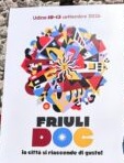 Dopo l’inaugurazione bagnata, il secondo giorno della kermesse porta sport, solidarietà e grande musica Alle 16 il Villaggio dello Sport Bruno Pizzul e alle 17.30 in piazza Libertà la Minestra di Solidarietà. Alle 21 il concerto di Francesco Renga Sport, relazioni internazionali, solidarietà e grande musica saranno tra i protagonisti della giornata di domani, venerdì 11 settembre, a Friuli Doc. Il programma della trentaduesima edizione entra nel vivo nel secondo giorno con una lunga serie di appuntamenti distribuiti nel centro cittadino, dalle degustazioni agli incontri, dagli spettacoli ai concerti, fino ad alcuni degli eventi più attesi dell'intera manifestazione. Gli stand saranno aperti già dal mattino alle ore 10. Alle 16 inaugura il Villaggio dello Sport Bruno Pizzul Uno degli appuntamenti più importanti della giornata sarà, alle 16 in piazza Primo Maggio, l'inaugurazione del Villaggio dello Sport Bruno Pizzul, diventata ormai una evento collaterale fisso nella kermesse enogastronomica più importante della regione. L’area dedicata allo sport torna dopo il successo della prima edizione e cresce ulteriormente, coinvolgendo circa sessanta associazioni sportive. Giardin Grande e gli spazi della piazza si trasformano in una grande arena all'aperto dove bambini, ragazzi e adulti potranno avvicinarsi a numerose discipline, assistere alle dimostrazioni e soprattutto provare direttamente le diverse attività. Un modo per portare lo sport fuori dagli impianti e far conoscere al grande pubblico le realtà che durante tutto l'anno animano la vita sportiva cittadina e regionale. Sempre in Piazza Primo Maggio spazio inoltre a una ricca proposta enogastronomica, con attenzione anche all'inclusione alimentare, le attività di AIC FVG e ACU, gli appuntamenti di Slow Food e lo stand del Distretto del Cibo, per cui sarà presente una rappresentanza dei Comuni aderenti e delle loro specialità. Friuli Doc europeo: Udine incontra le città partner nel continente Spazio Villalta è la sede prescelta per gli incontro europei, che anche quest’anno trovano spazio a Friuli Doc. Alle 15 è in programma l'"Ulrich Info Day – Le vie di Ulrico e il turismo ciclabile transfrontaliero", un incontro istituzionale che vedrà relatrice l’Assessora all’ambiente Eleonora Meloni, dedicato alla presentazione dell'itinerario ciclabile realizzato nell'ambito del progetto ULRICH, finanziato dal Programma Interreg Italia-Austria IV-A 2021-2027. Il progetto prevede tre anelli di variante dell'Alpe-Adria Radweg nei Comuni di Treffen, Pradamano e Udine, con l'obiettivo di valorizzare il patrimonio storico-culturale, naturalistico e paesaggistico e rafforzare l'offerta ecoturistica legata alla mobilità lenta. Poco dopo, nella stessa location, Friuli Doc riaprirà la finestra istituzionale sull'Europa e sulle relazioni internazionali con una nuova edizione del "Sister Cities Meeting", promosso dall'Ufficio Progetti Europei del Comune di Udine. L'incontro riunirà rappresentanti delle città gemellate e partner di Udine, da Ajdovščina a Esslingen, Kalush, Óbuda, Pradamano, Treffen, Villaco e Tarnów, in un confronto dedicato al ruolo delle città nell'Unione europea e alle opportunità di collaborazione in vista della nuova programmazione comunitaria. Il meeting allargherà inoltre lo sguardo ai rapporti costruiti attraverso l'emigrazione friulana, con le città argentine di Resistencia e Avellaneda. Alle 17.30 in piazza Libertà la Minestra di Solidarietà Alle 17.30 piazza Libertà ospiterà uno degli appuntamenti dal più forte valore sociale di Friuli Doc: la tradizionale Minestra di Solidarietà, organizzata dall'Unione Regionale Cuochi FVG insieme al Comune di Udine. Quest'anno l'iniziativa sarà dedicata in particolare al tema dell'inclusione. Accanto all'Unione Cuochi e alle Lady Chef saranno infatti protagonisti i ragazzi del Divergente Gourmet di Arte e Libro, in un momento che attraverso il cibo racconterà il valore della collaborazione, della partecipazione e dello stare insieme. Alle 21 Francesco Renga in piazza Libertà La giornata si concluderà con il primo dei tre grandi concerti serali in Piazza Libertà: dalle 21 sul palco principale si esibirà Francesco Renga. Udinese di nascita, Renga torna nella propria città da protagonista dopo oltre quarant'anni di carriera. Dagli esordi rock con i Timoria alla lunga esperienza da solista, passando per il Festival di Sanremo e la vittoria del 2005 con "Angelo", l'artista porterà nel cuore di Udine un repertorio costruito attraverso alcuni dei brani più conosciuti della musica italiana. Un ritorno dal particolare valore simbolico per Friuli Doc, che affida a una delle voci più riconoscibili del panorama musicale nazionale uno dei grandi concerti della manifestazione. Una giornata di incontri, degustazioni e spettacoli Il programma di venerdì prenderà il via già alle 9.30 in Loggia del Lionello con "L'Aperitivo su Misura – La moda si incontra nel calice", dedicato all'eccellenza della moda artigiana friulana. Nel corso della giornata si susseguiranno laboratori di Confartigianato, incontri e degustazioni dedicate al Prosciutto di San Daniele, al Montasio Dop, ai vini dei Colli Orientali e ai prodotti del territorio. Alle 19 la Loggia del Lionello ospiterà inoltre la finale regionale dell'Oscar Green 2026 di Coldiretti Giovani Impresa FVG, dedicato all'innovazione giovane e sostenibile in agricoltura. Spazio anche al teatro: alle 20.30 al Teatro Nuovo Giovanni da Udine andrà in scena "I Turcs tal Friùl" di Pier Paolo Pasolini nella versione diretta da Alessandro Serra. Dopo il concerto di Renga, la musica continuerà nelle altre piazze della città con Muchos Gramos in largo Ospedale Vecchio, The RockStar Live sul piazzale del Castello e The Wave in piazza XX Settembre, tutti alle 21.30. I partner L'edizione 2026 di Friuli Doc, organizzata dal Comune di Udine - Ufficio Turismo, conta sul contributo della Regione Friuli Venezia Giulia, Io Sono Fvg e Camera di Commercio Pordenone-Udine. Con il sostegno di Despar e Birra Friuli. La manifestazione è realizzata in collaborazione e con la partecipazione di Unione Nazionale delle Pro Loco, Confesercenti, Confcommercio, Università di Udine, Cna, Aic, Coldiretti Fvg, Confartigianato Udine, Consorzio del Prosciutto di San Daniele, Consorzio Montasio, Arlef, Società Filologica Friulana, Comitato Italiano Osterie e Cafc.