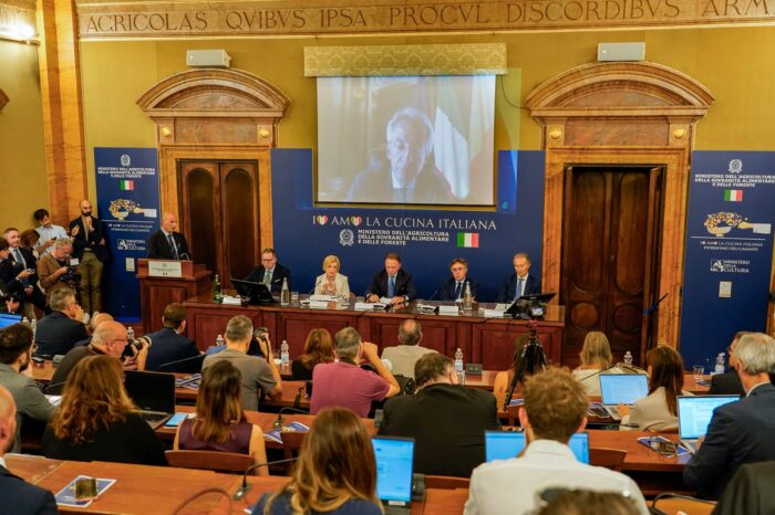 Mille euro per le famiglie, al via la nuova edizione della Carta Dedicata a Te
